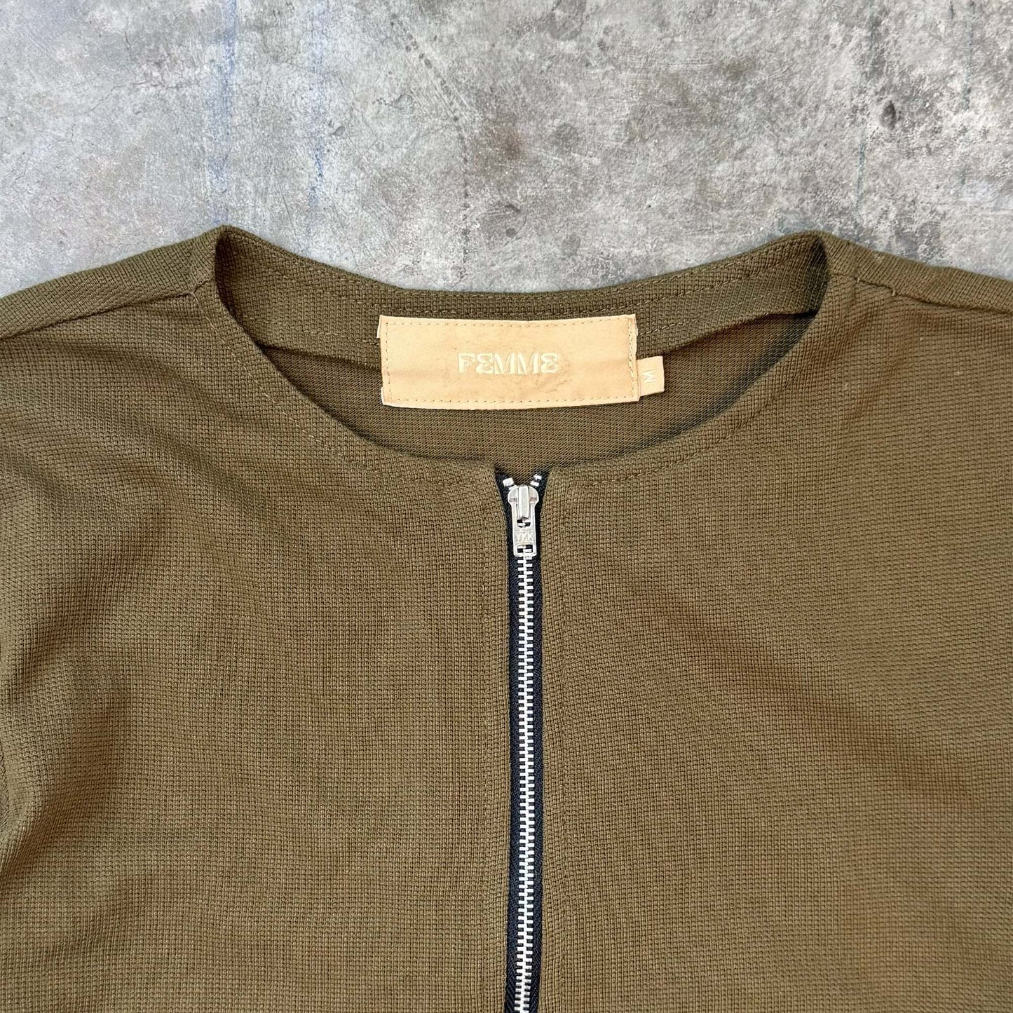 ZIP SCOOP NECK IN OLIVE