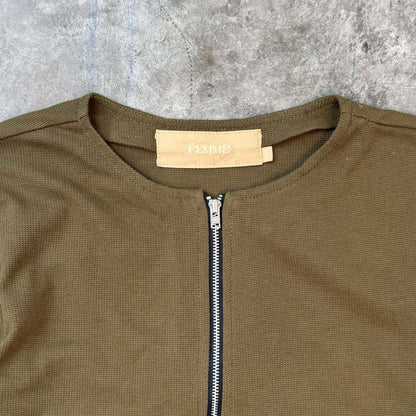 ZIP SCOOP NECK IN OLIVE