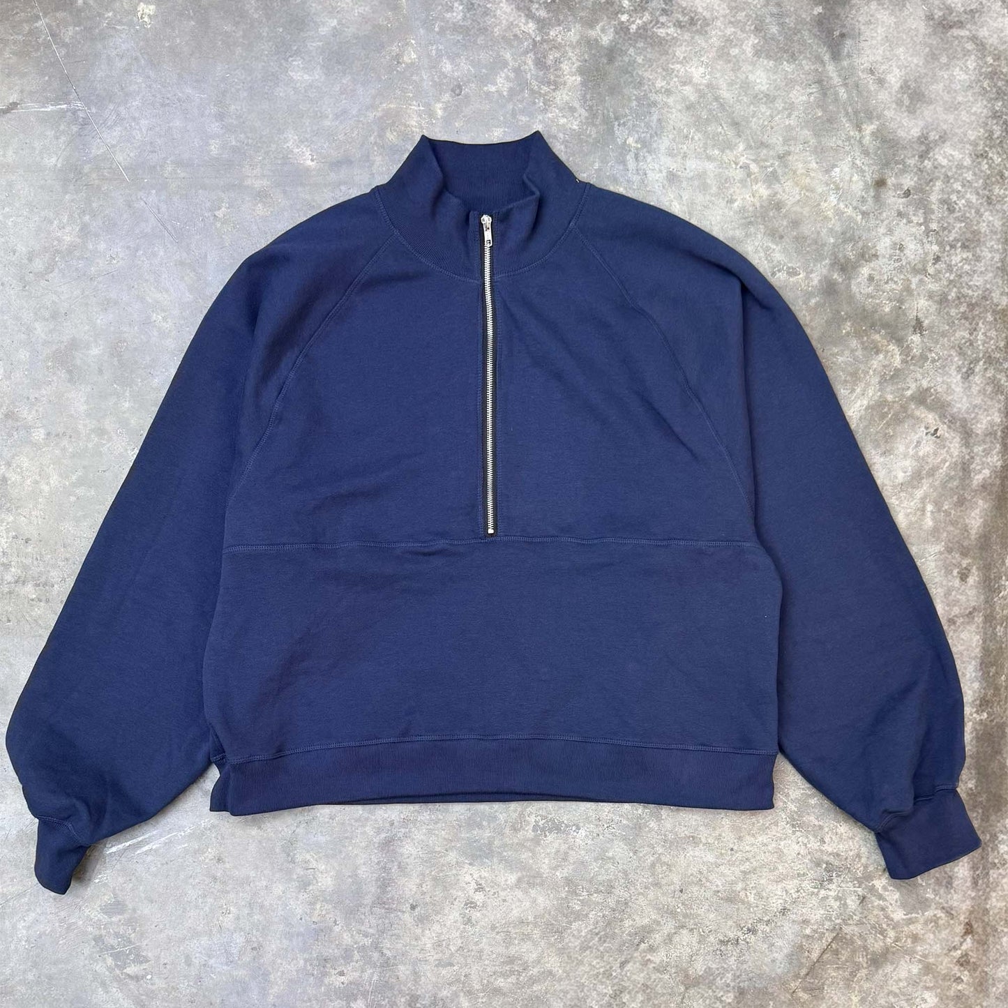 QUARTER ZIP SWEATSHIRT IN NAVY