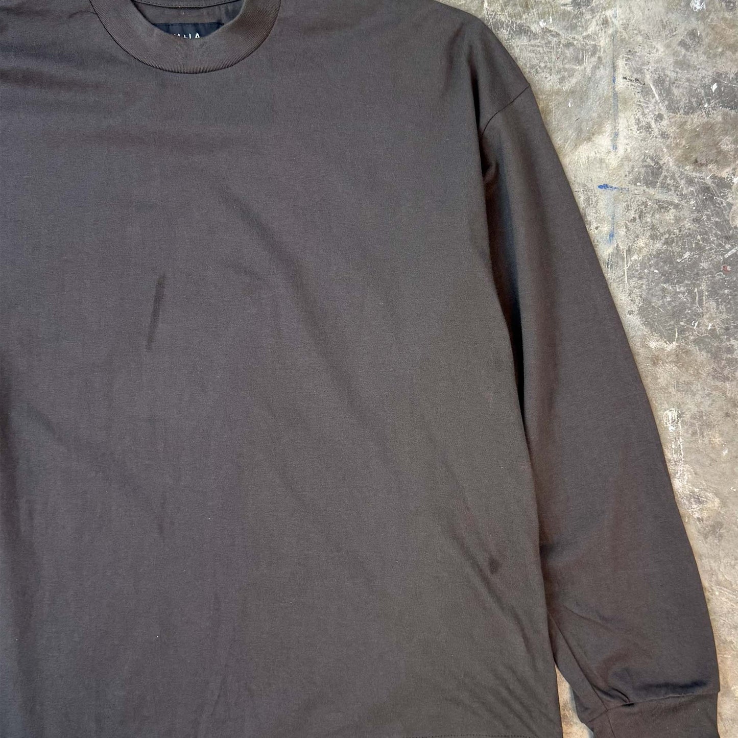 LONGSLEEVE TEE IN CHARCOAL GREY
