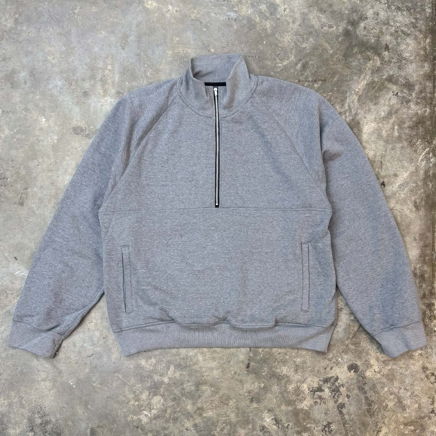 QUARTER ZIP SWEATSHIRT IN HEATHER GREY