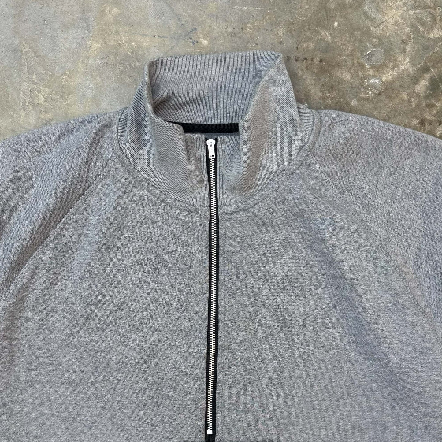 QUARTER ZIP SWEATSHIRT IN HEATHER GREY