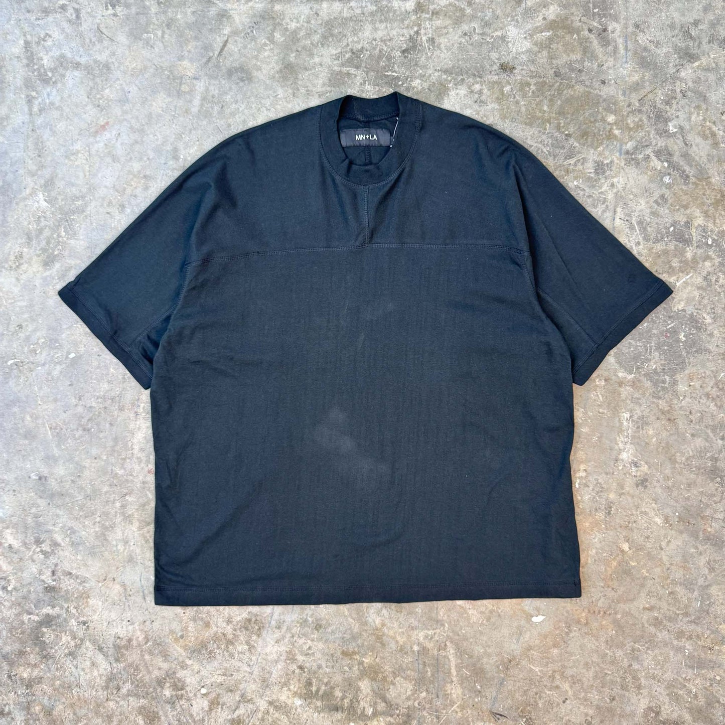 STRIDE V2 TEE IN CAVIAR