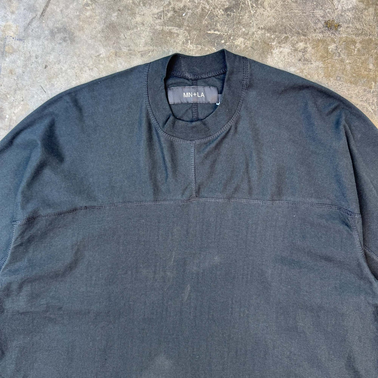 STRIDE V2 TEE IN CAVIAR