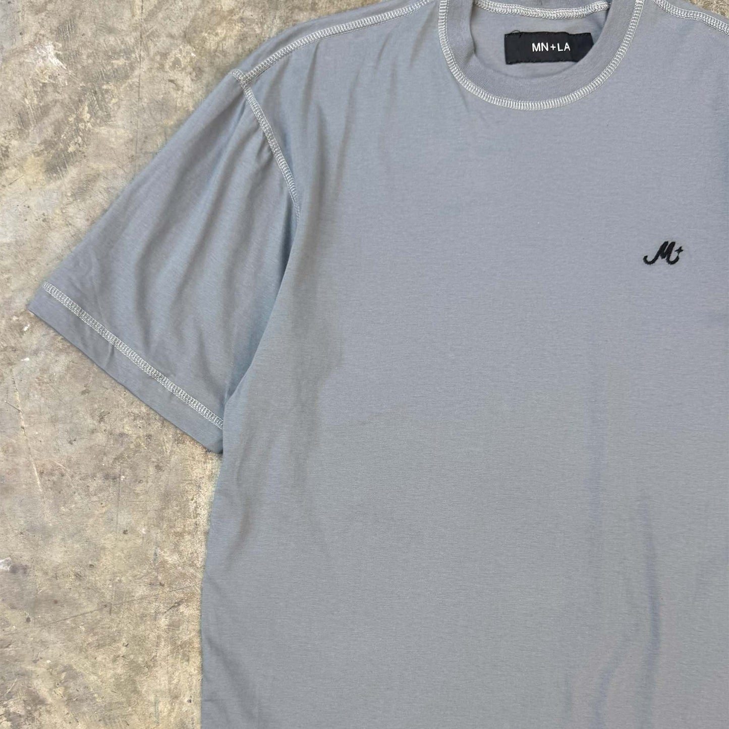 M+ MOCK NECK TEE IN GLACIER
