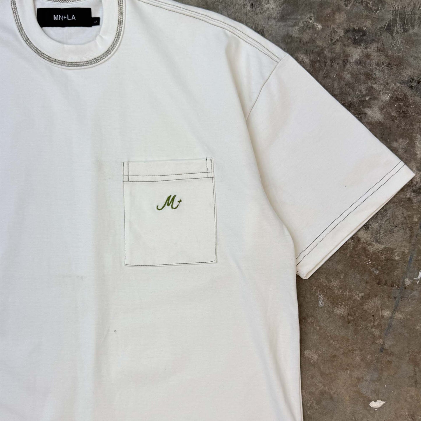 "M+" POCKET TEE IN WHITE