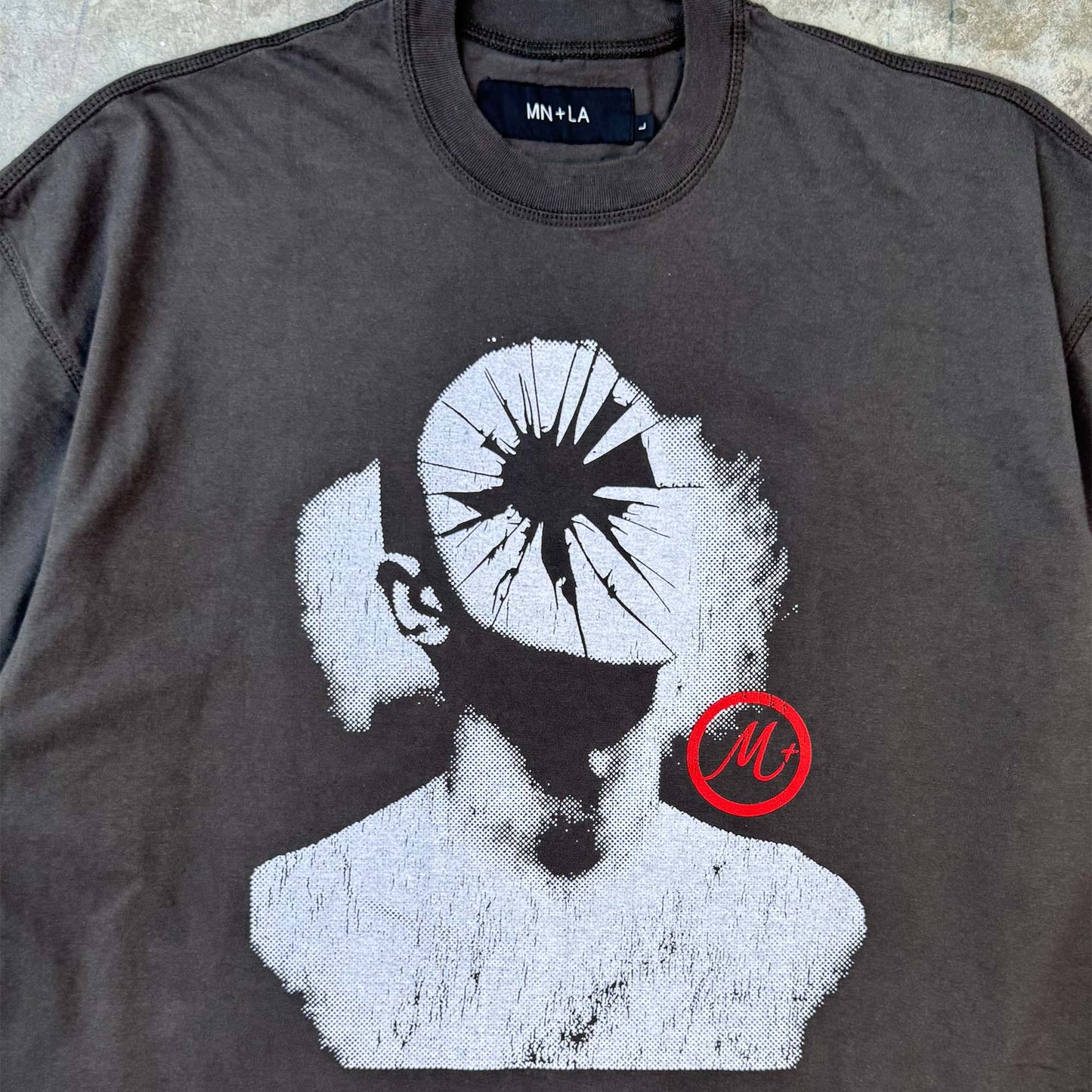 "HEAD SHOT" TEE IN CHARCOAL GREY