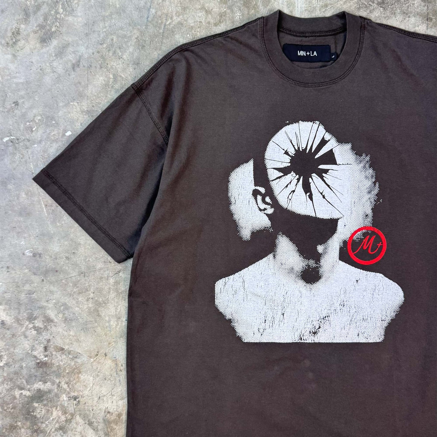 "HEAD SHOT" TEE IN CHARCOAL GREY
