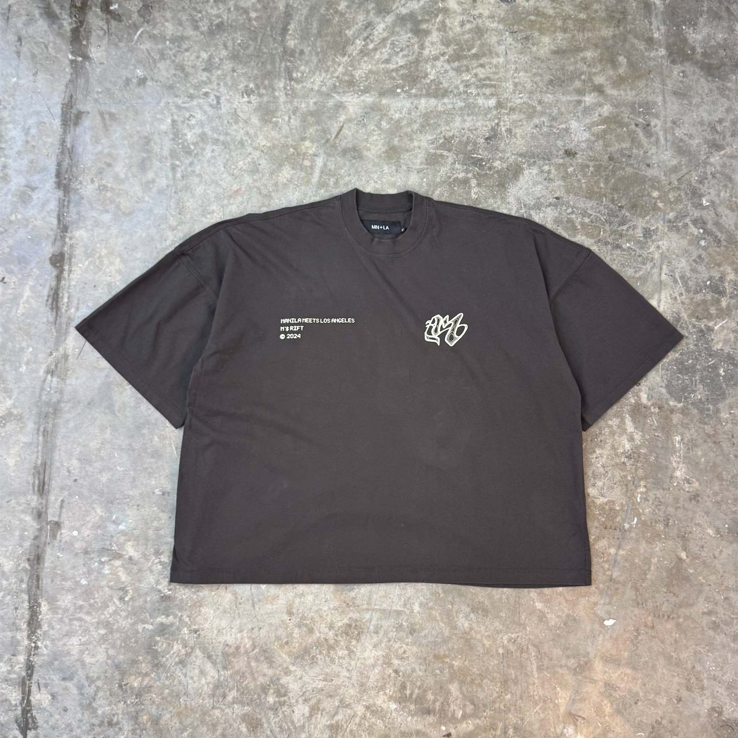 M'$ RIFT VAST TEE IN CHARCOAL GREY