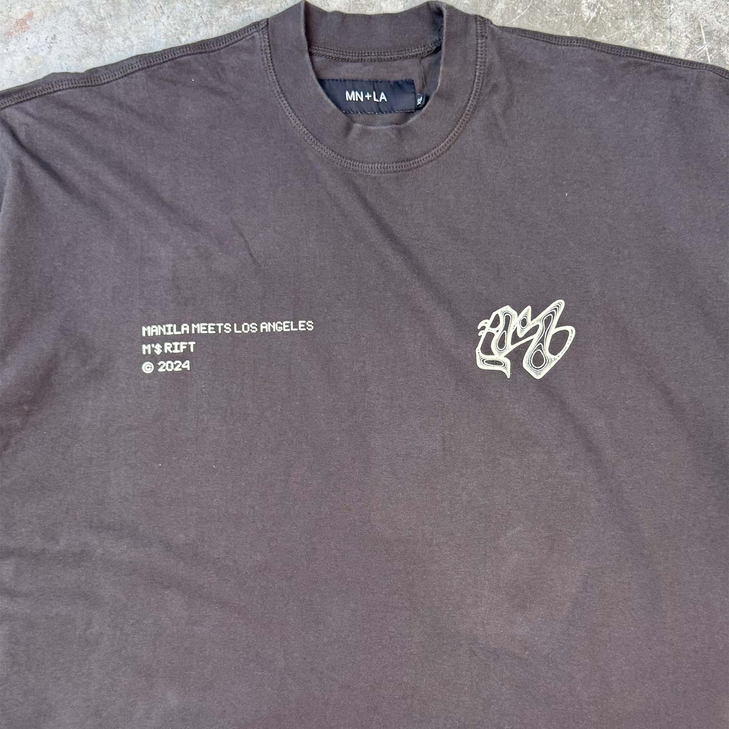 M'$ RIFT VAST TEE IN CHARCOAL GREY