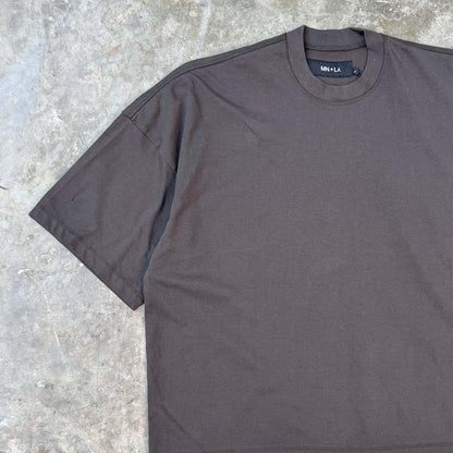 VAST TEE IN CHARCOAL GREY