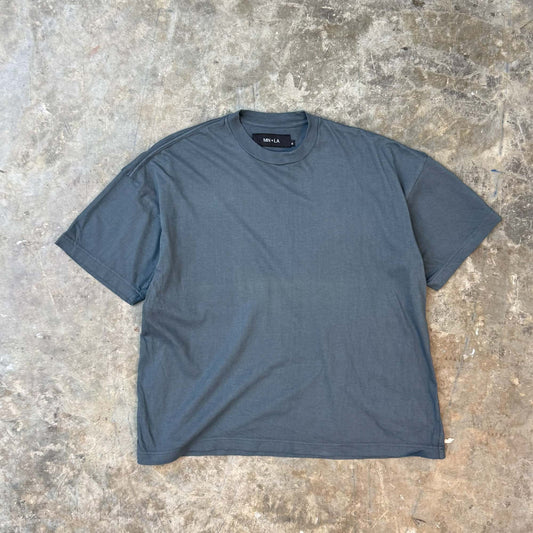 BOX LITE TEE IN CEMENT GREY