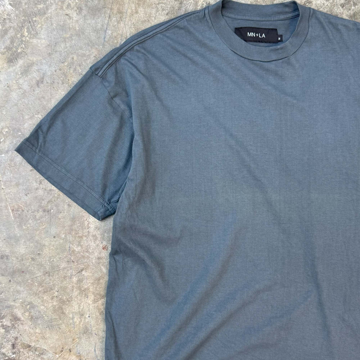BOX LITE TEE IN CEMENT GREY
