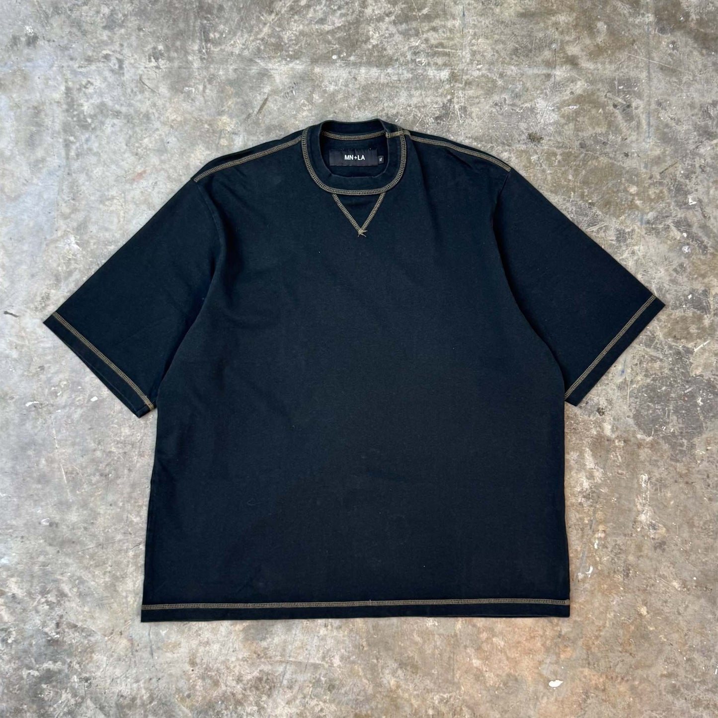 EXO™ MILITIA MOCK NECK TEE IN CAVIAR/OLIVE