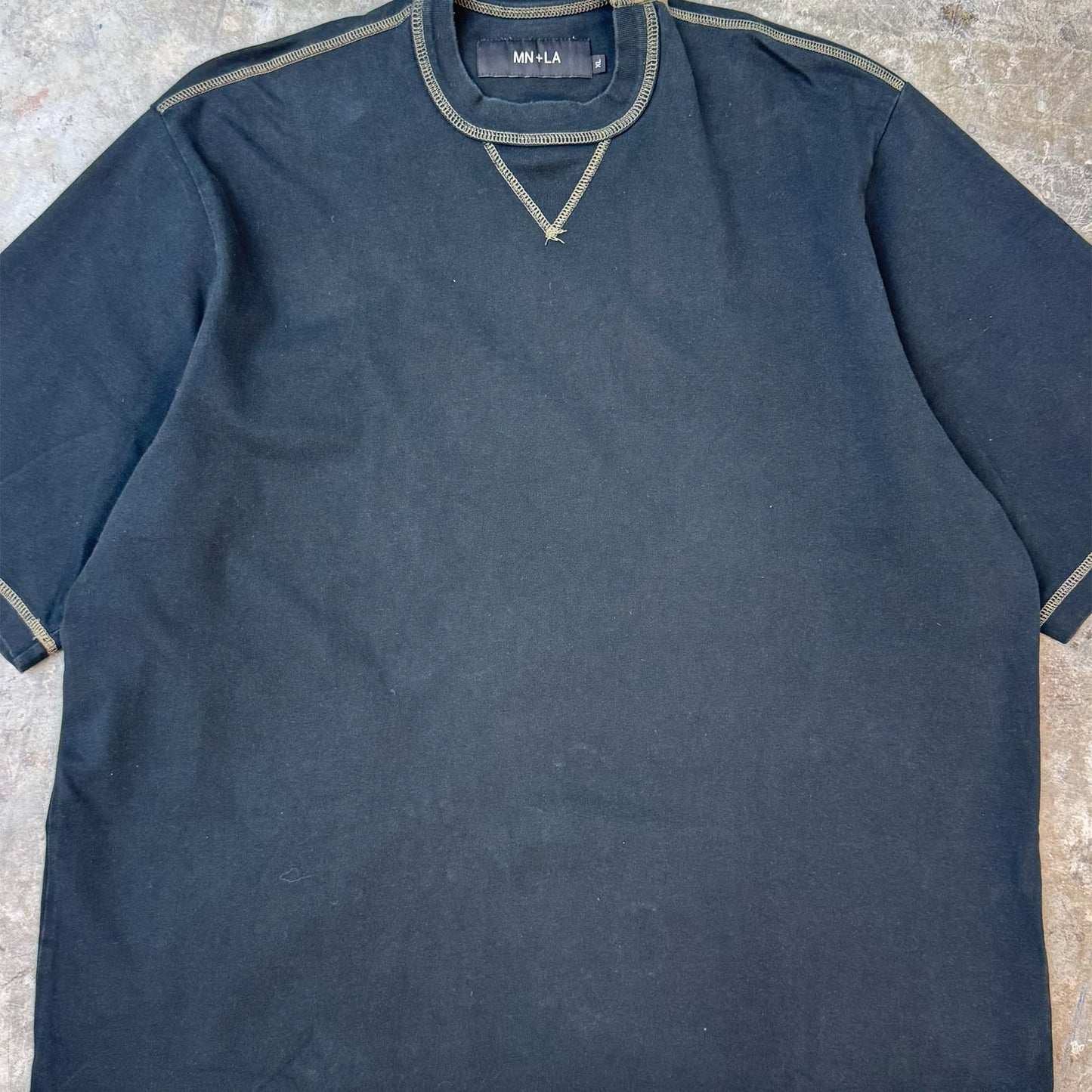 EXO™ MILITIA MOCK NECK TEE IN CAVIAR/OLIVE