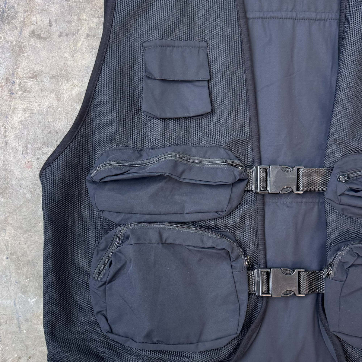 UTILITY VEST IN MIDNIGHT NAVY