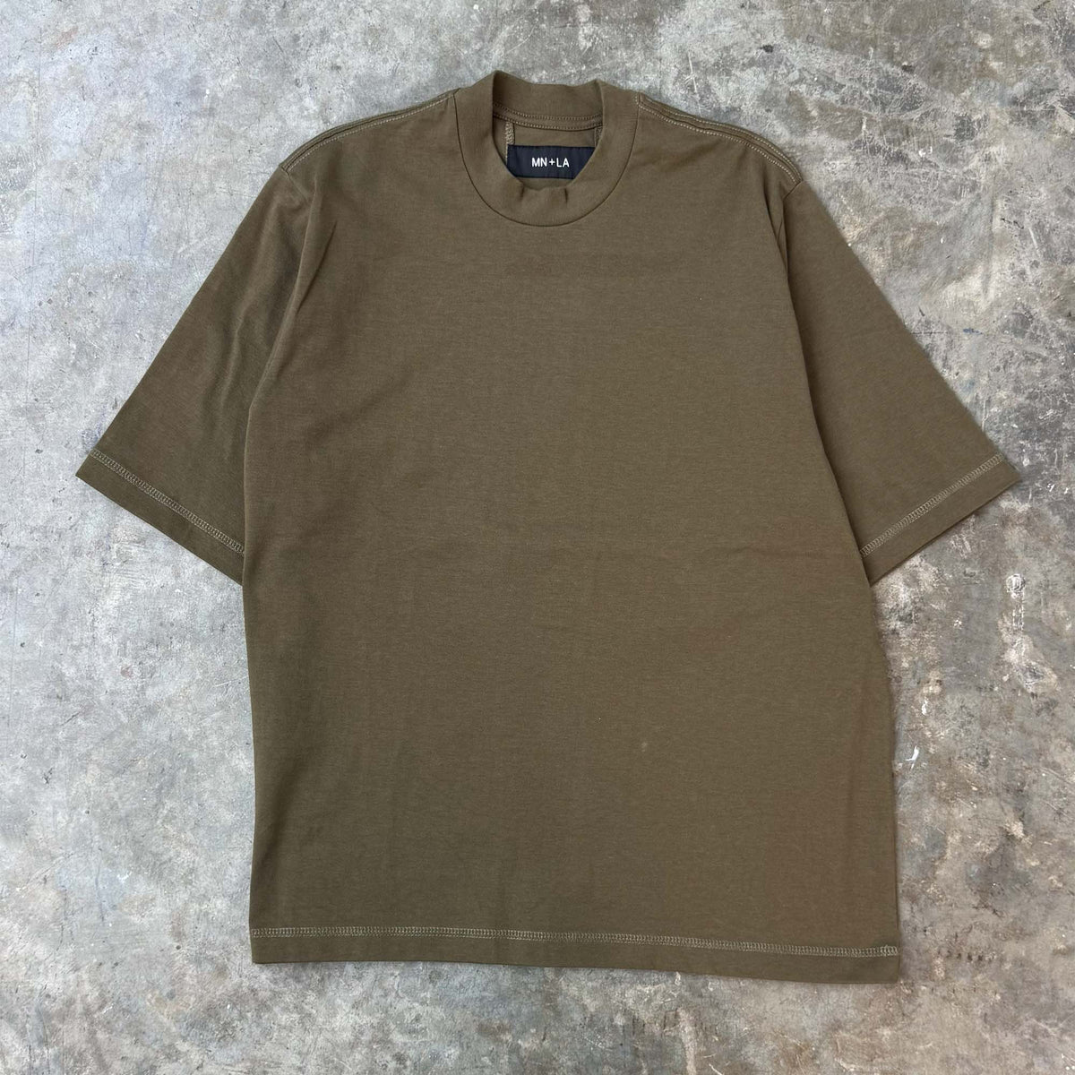 MOCK NECK TEE V4 IN OLIVE