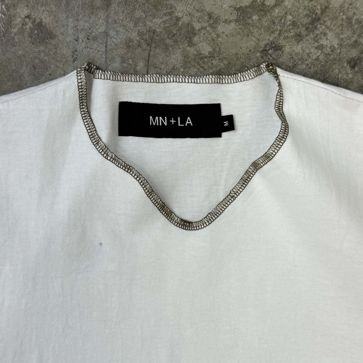KEY NECK TEE IN WHITE