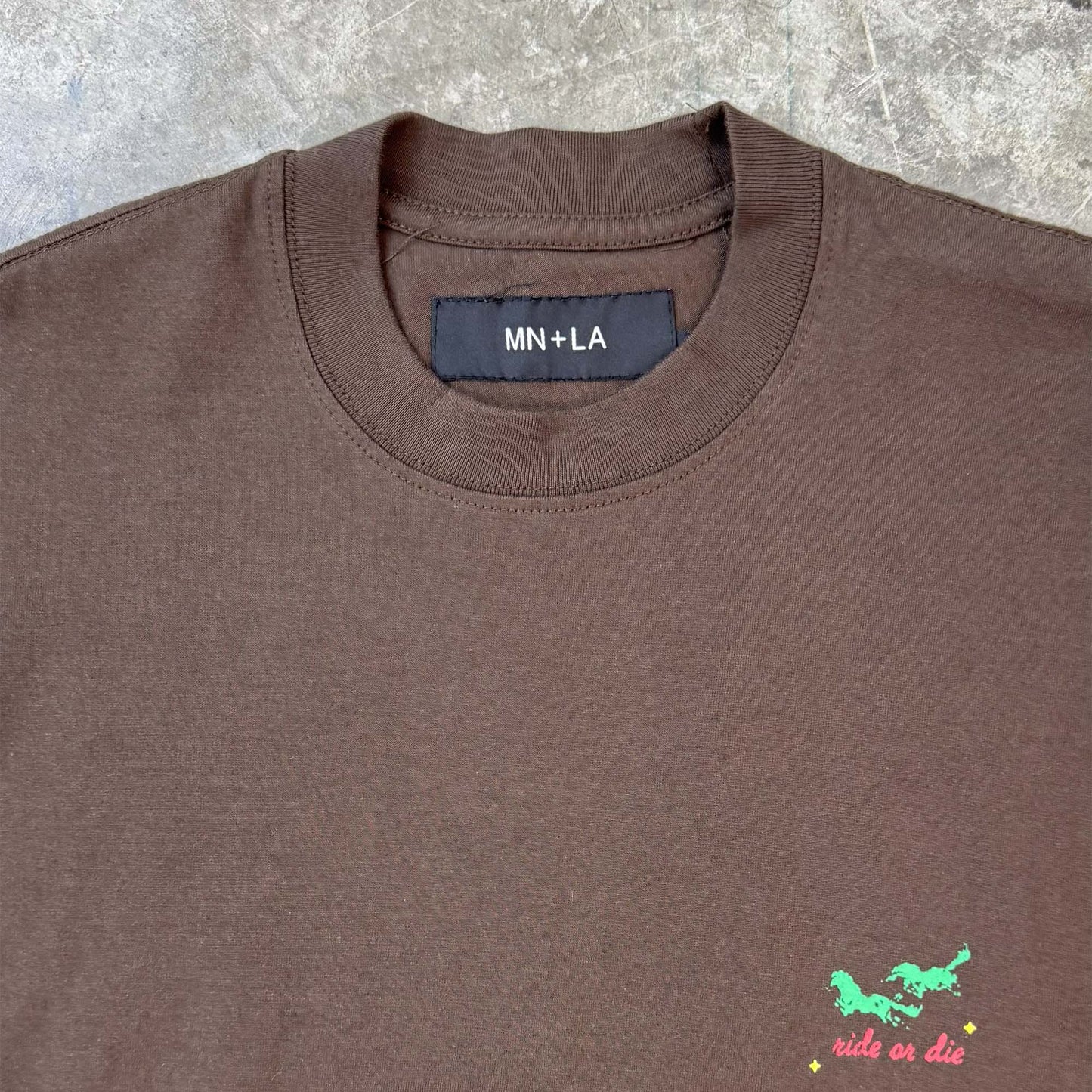 "RIDE OR DIE" TEE IN WOOD