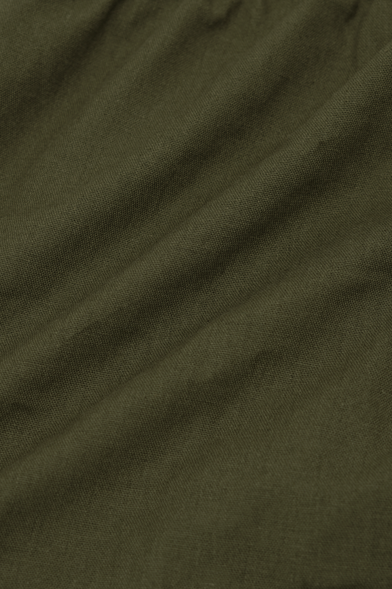 LINEN PLEATED HOUSE SHORTS IN OLIVE