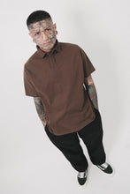 "CLUB" S/S POLO SHIRT IN OLIVE