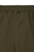 PLEATED HOUSE SHORTS IN OLIVE