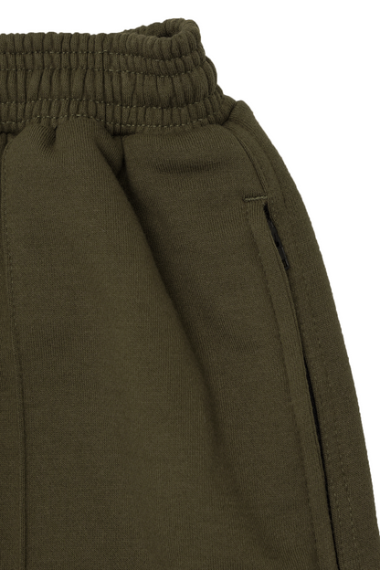 PLEATED HOUSE SHORTS IN OLIVE