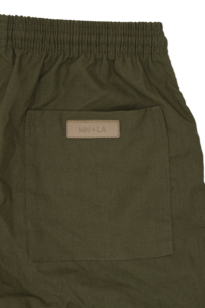 LINEN PLEATED HOUSE SHORTS IN OLIVE