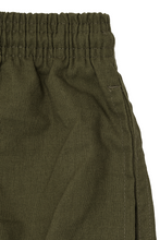 LINEN PLEATED HOUSE SHORTS IN OLIVE