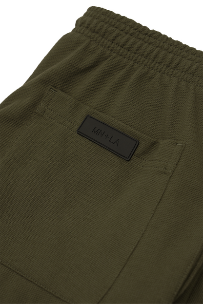 WAFFLE WEAVE PLEATED CROPPED PANTS IN OLIVE