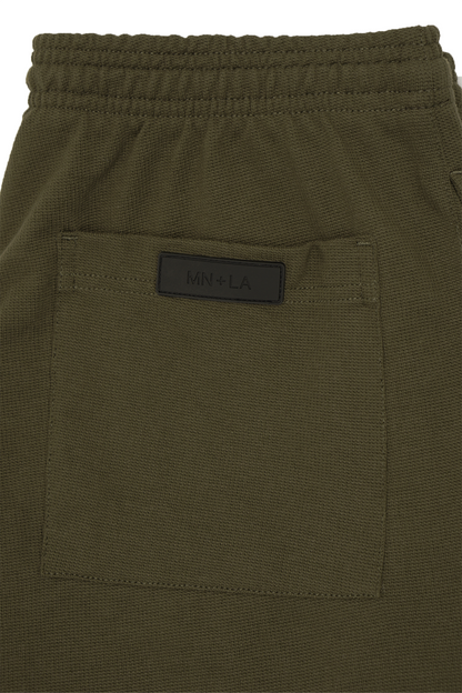 WAFFLE WEAVE PLEATED CROPPED PANTS IN OLIVE
