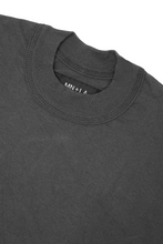 MOCK NECK TEE LITE IN CHARCOAL GREY