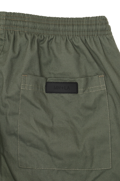 PLEATED HOUSE SHORTS IN MOSS GREEN