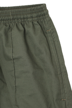 PLEATED HOUSE SHORTS IN MOSS GREEN
